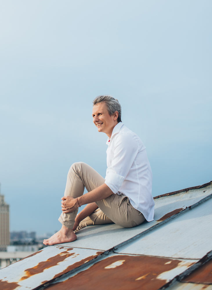 testimonial-man-01-sitting-roof-city-looking