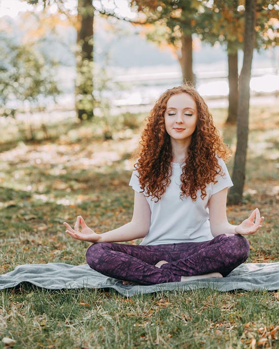 yoga-blog-woman-meditate-fingers